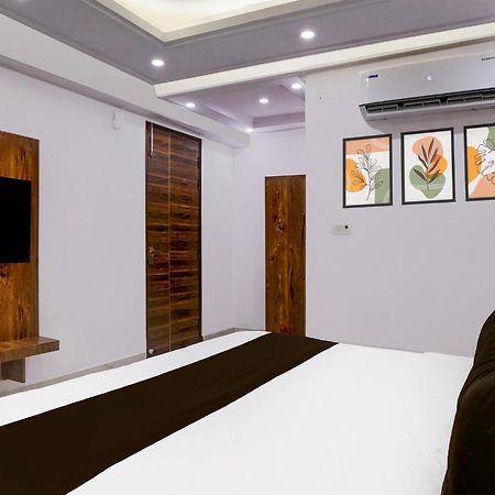 Townhouse Hotel Grand Emporio By Sbg Near Vaishali Metro Station Ghaziabad Bagian luar foto