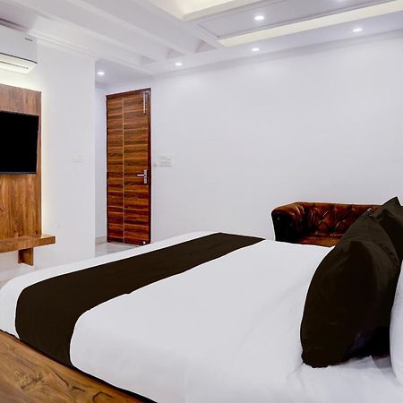 Townhouse Hotel Grand Emporio By Sbg Near Vaishali Metro Station Ghaziabad Bagian luar foto