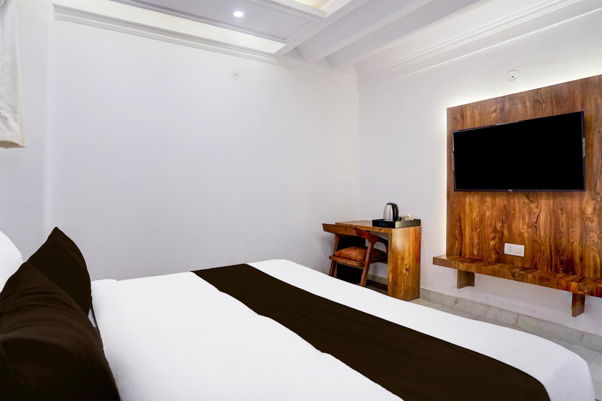 Townhouse Hotel Grand Emporio By Sbg Near Vaishali Metro Station Ghaziabad Bagian luar foto