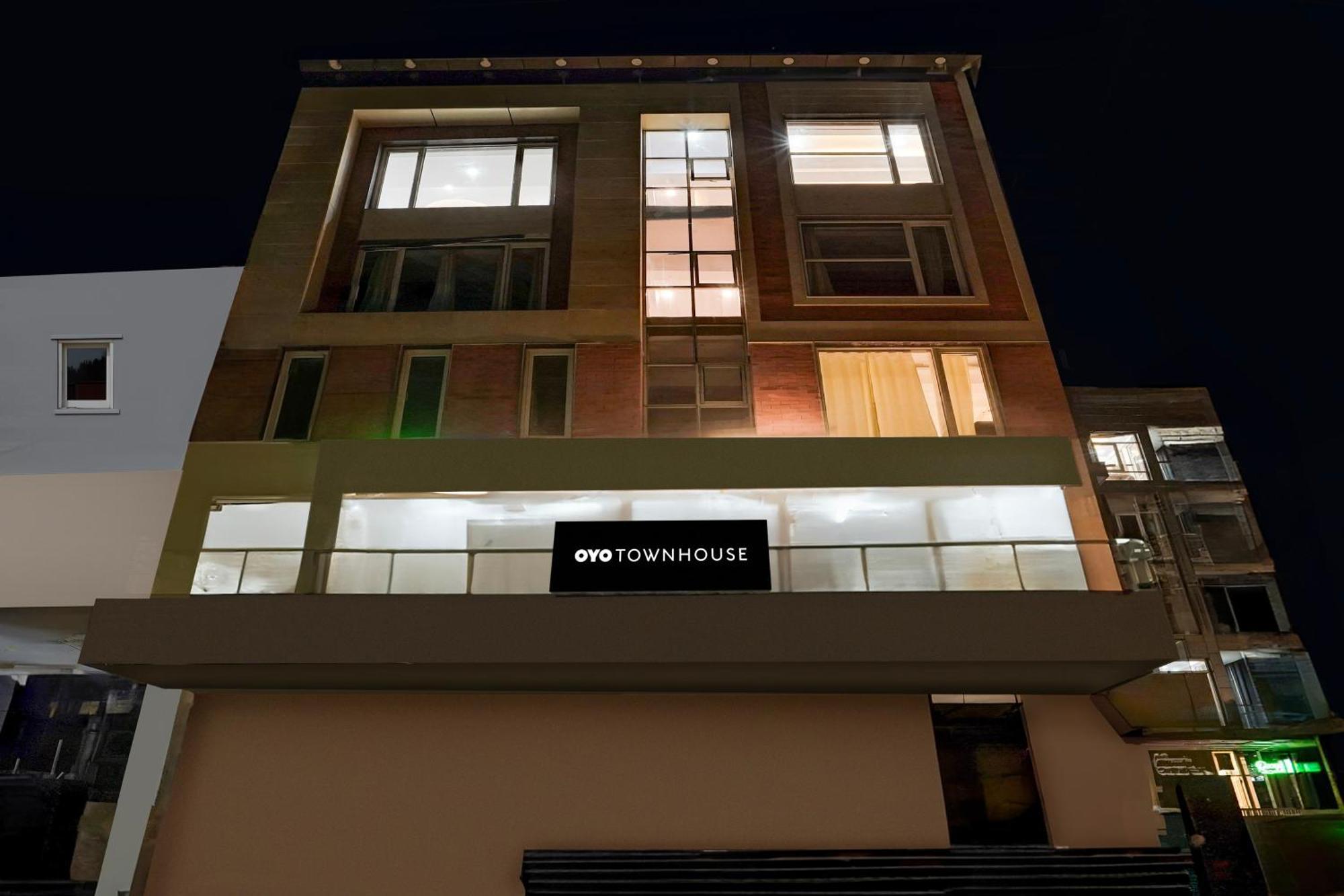 Townhouse Hotel Grand Emporio By Sbg Near Vaishali Metro Station Ghaziabad Bagian luar foto