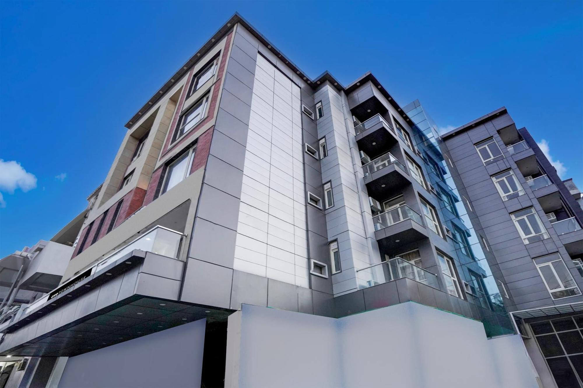 Townhouse Hotel Grand Emporio By Sbg Near Vaishali Metro Station Ghaziabad Bagian luar foto