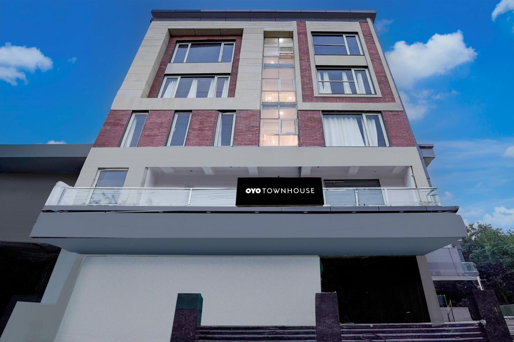 Townhouse Hotel Grand Emporio By Sbg Near Vaishali Metro Station Ghaziabad Bagian luar foto