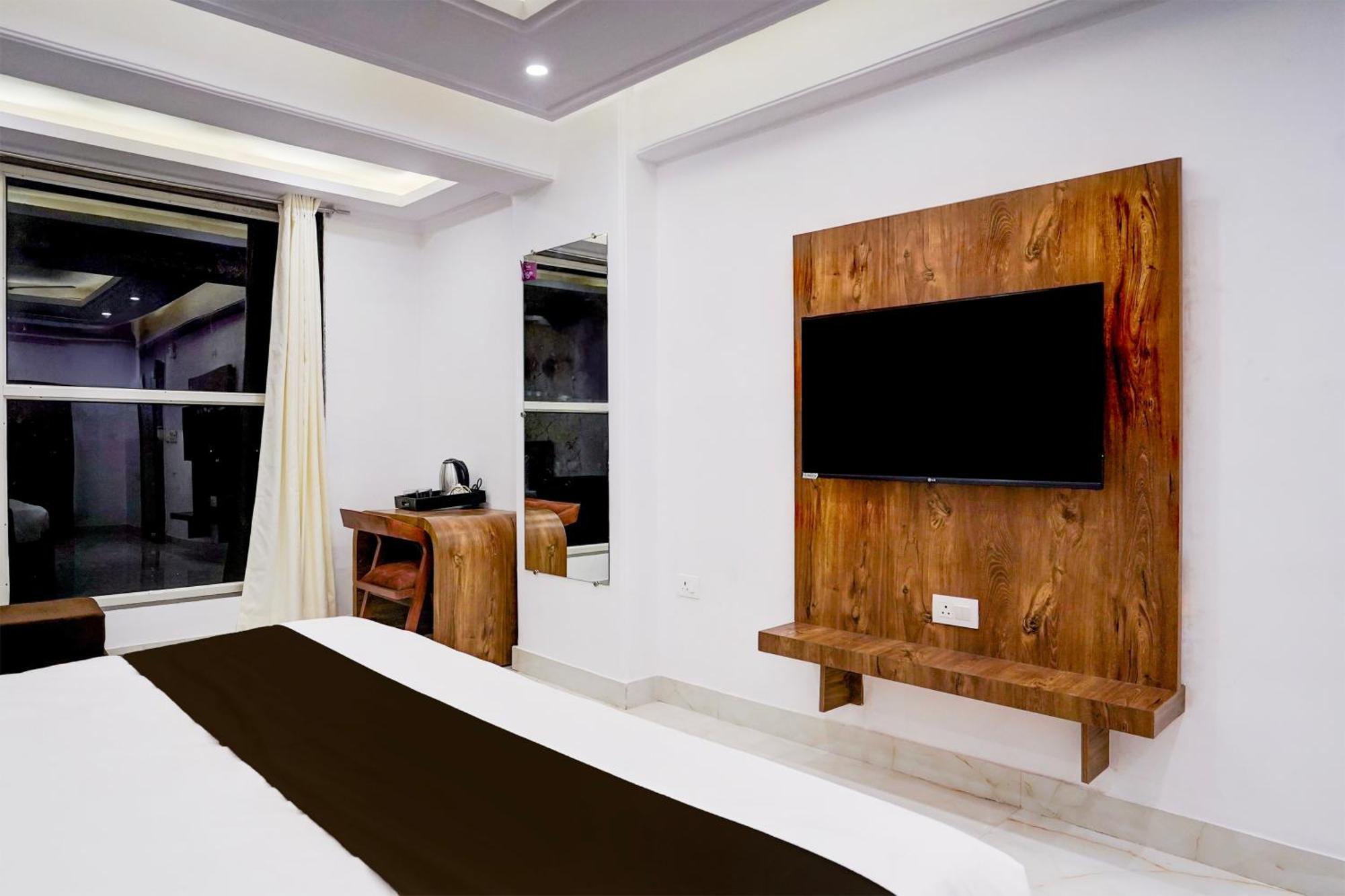 Townhouse Hotel Grand Emporio By Sbg Near Vaishali Metro Station Ghaziabad Bagian luar foto