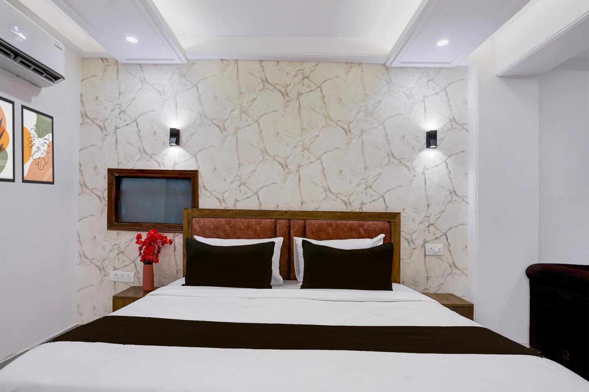 Townhouse Hotel Grand Emporio By Sbg Near Vaishali Metro Station Ghaziabad Bagian luar foto