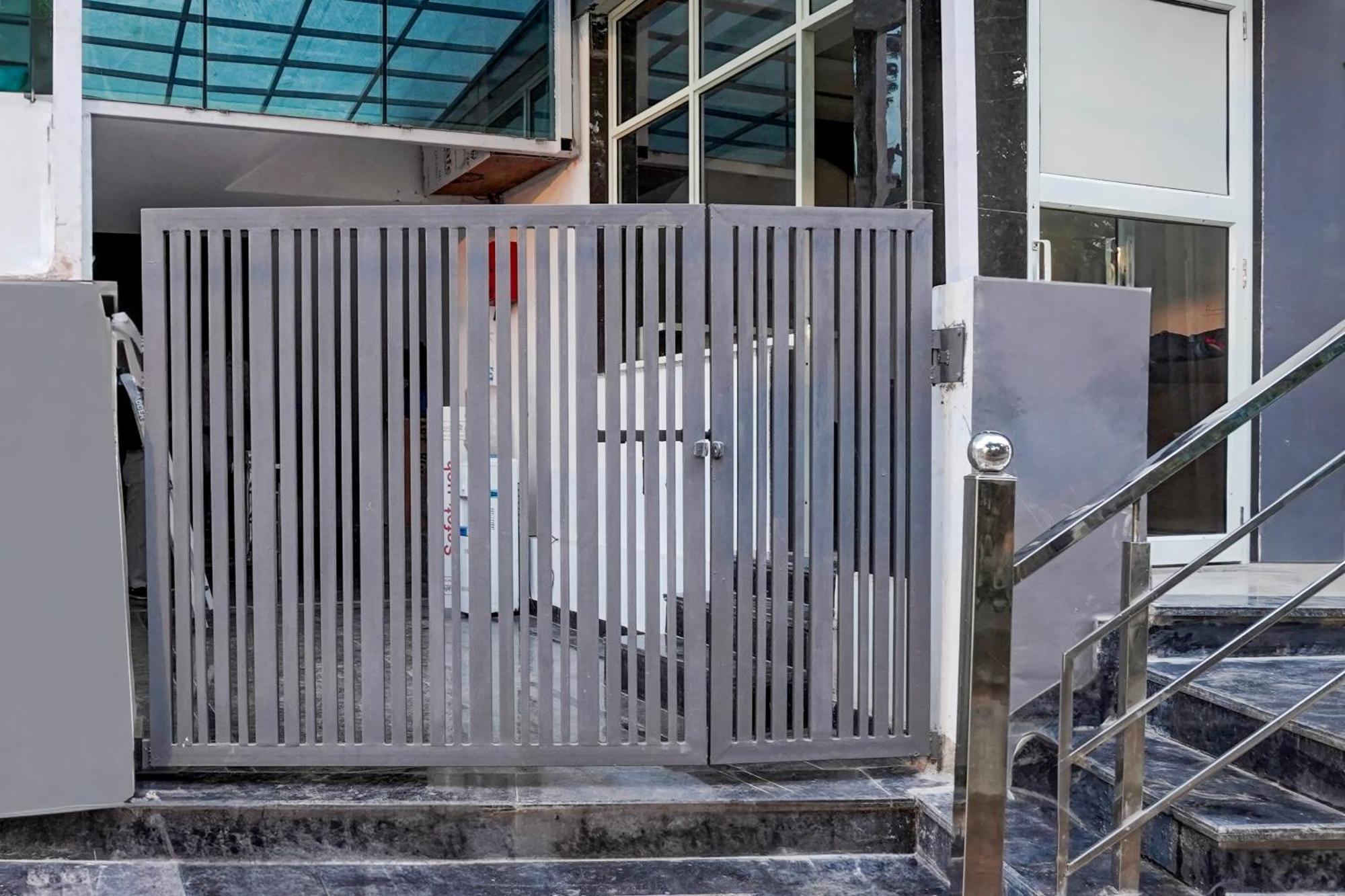 Townhouse Hotel Grand Emporio By Sbg Near Vaishali Metro Station Ghaziabad Bagian luar foto