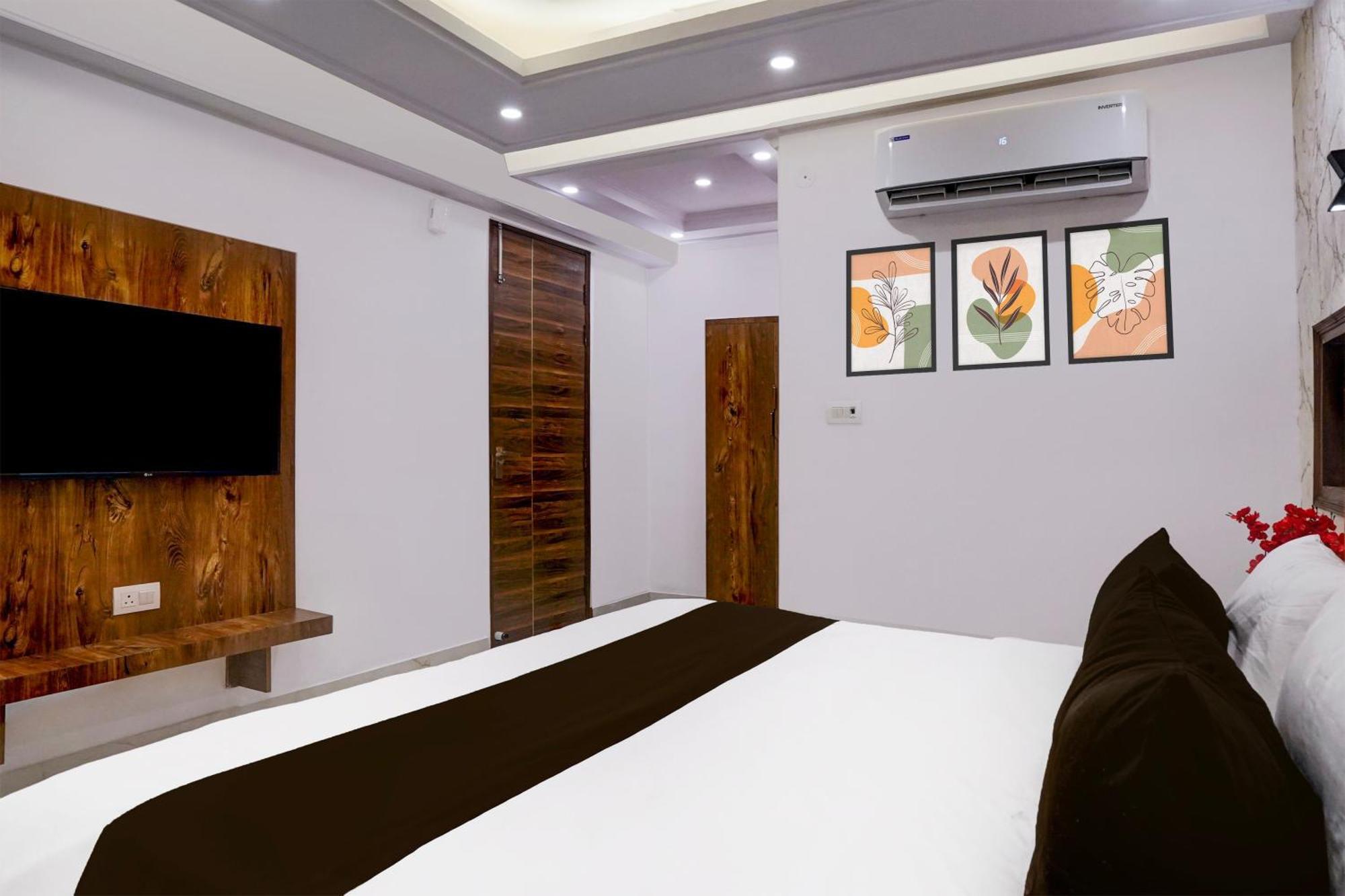 Townhouse Hotel Grand Emporio By Sbg Near Vaishali Metro Station Ghaziabad Bagian luar foto