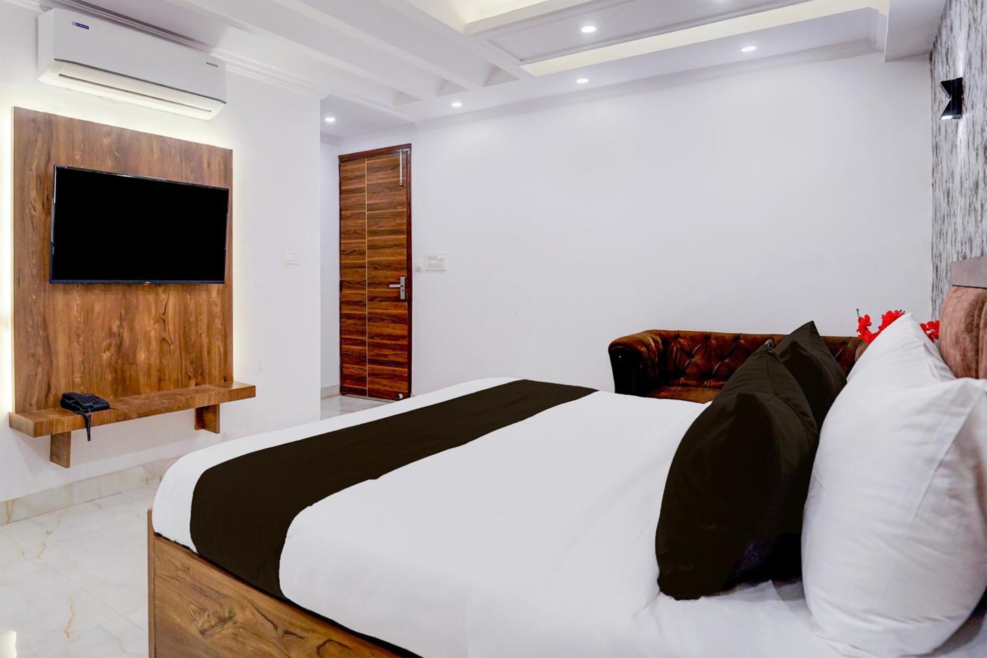 Townhouse Hotel Grand Emporio By Sbg Near Vaishali Metro Station Ghaziabad Bagian luar foto