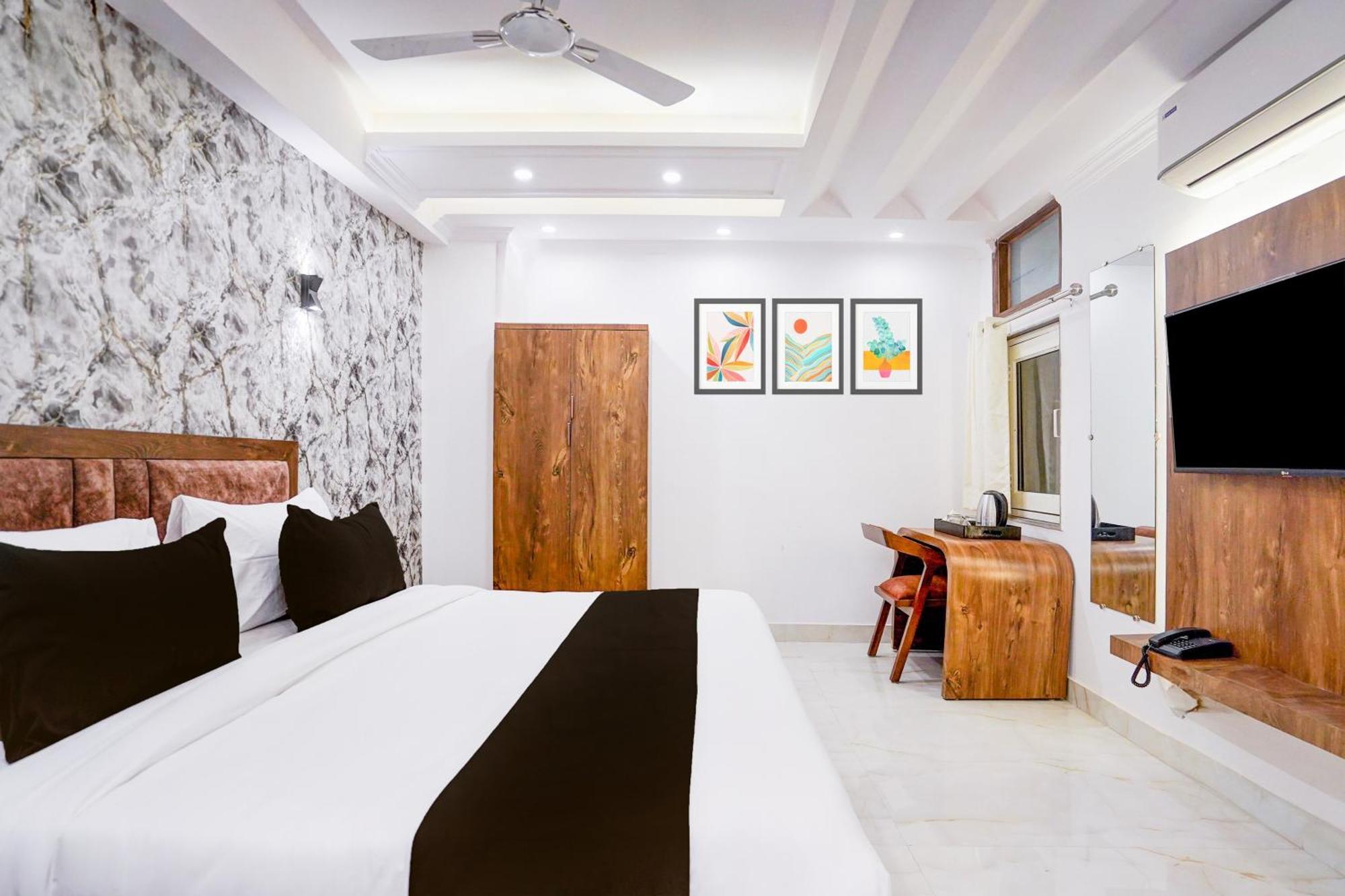 Townhouse Hotel Grand Emporio By Sbg Near Vaishali Metro Station Ghaziabad Bagian luar foto