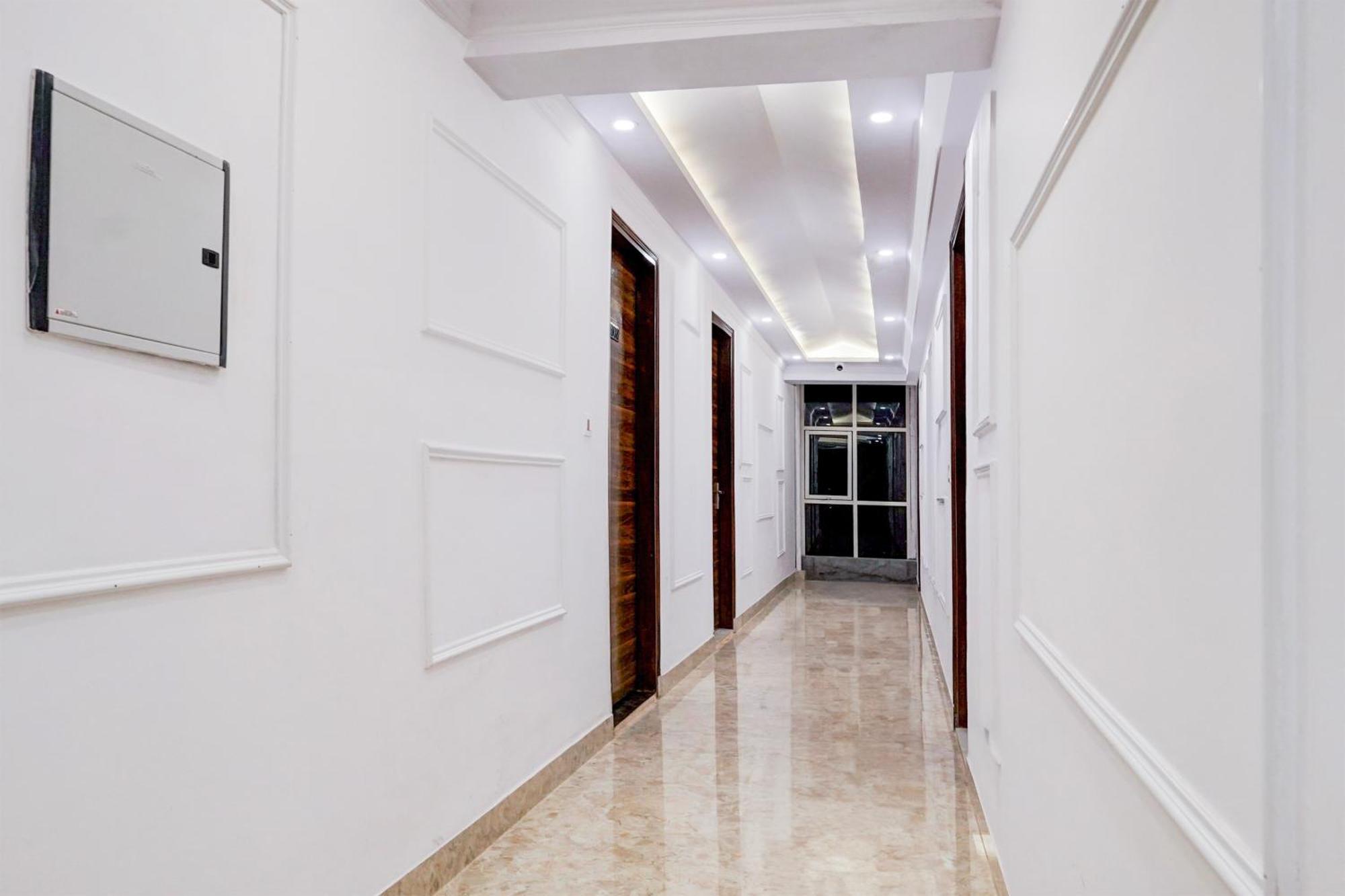 Townhouse Hotel Grand Emporio By Sbg Near Vaishali Metro Station Ghaziabad Bagian luar foto